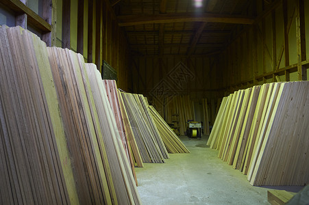 木材场里整整齐齐的木材存放在仓库里背景图片