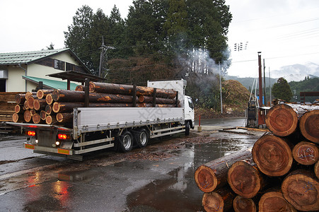 货车上满满的木材背景图片