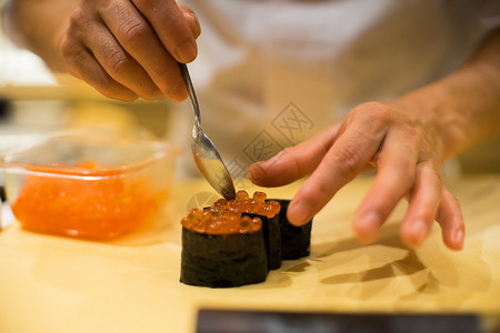 工匠手工制作鱼籽寿司高清图片