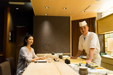 日式寿司店厨师接待顾客图片