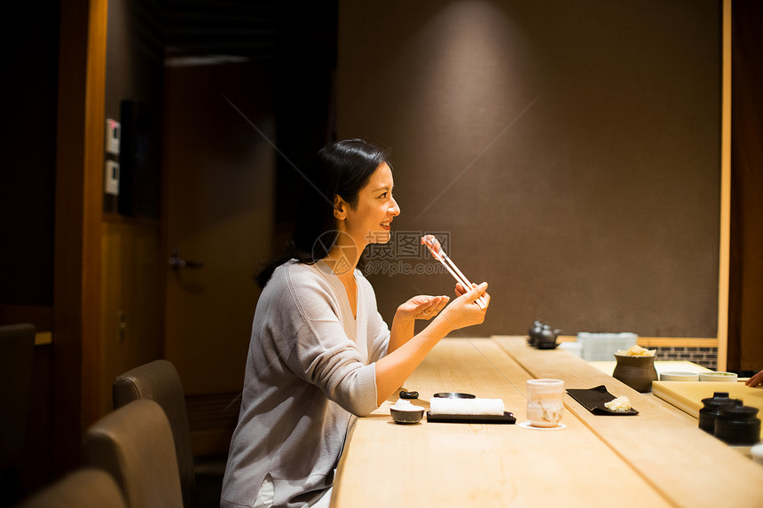 独自吃寿司的女人图片