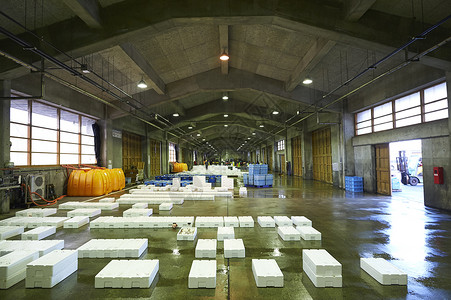海鲜市场排列整齐的泡沫箱码头高清图片素材