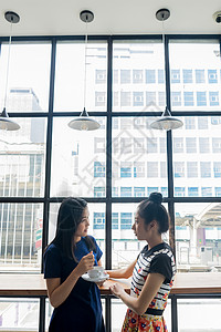 都市白领来到咖啡店喝咖啡女企业家高清图片素材