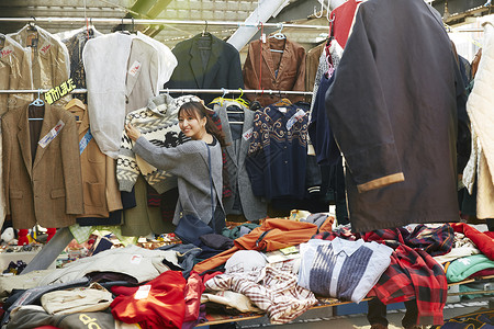 在衣服批发市场买衣服的女孩图片