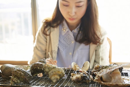 在海鲜餐厅吃海鲜的女游客图片