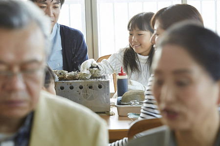 游客午餐吃海鲜图片