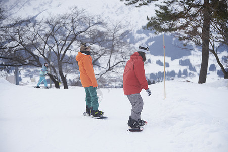 滑雪胜地滑雪的年轻夫妇图片