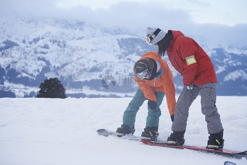 滑雪场滑雪的情侣图片