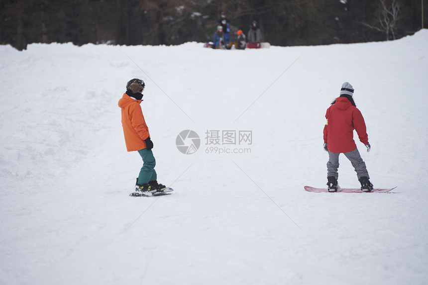  滑雪场滑雪的情侣图片