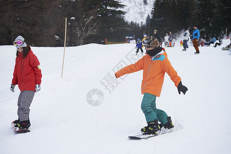  滑雪的情侣图片