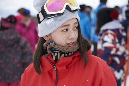  滑雪场的女性图片