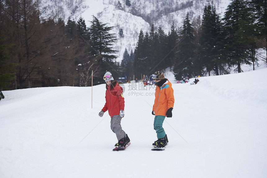 在滑雪场滑雪的夫妇图片