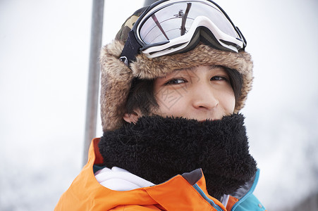 身着滑雪服装的男孩图片