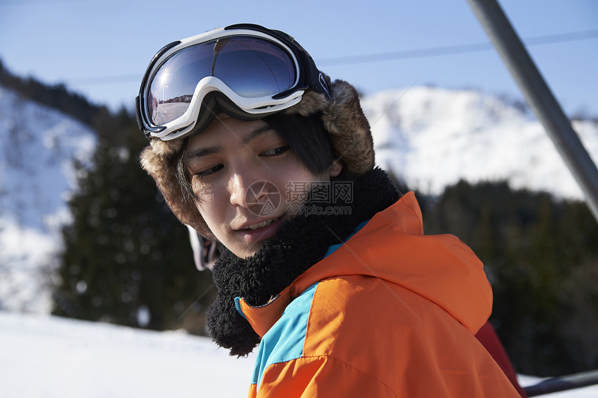 身着滑雪服装的男孩图片