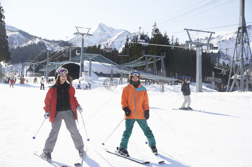  滑雪的一对情侣图片