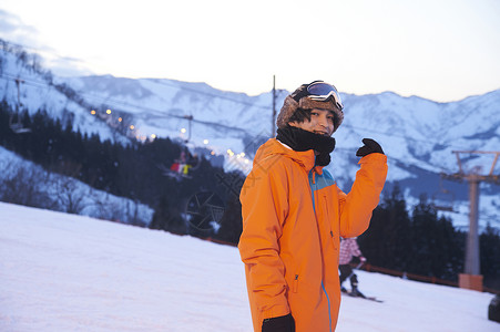 滑雪场地上滑雪的男孩图片