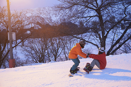 滑雪场地上滑雪的情侣图片