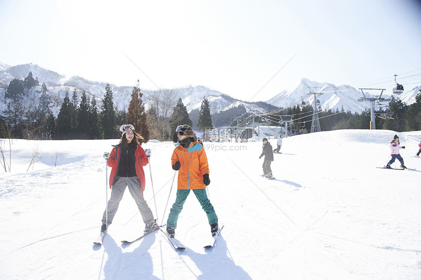滑雪场上滑雪的情侣图片