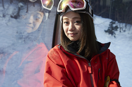 滑雪场上坐缆车的女孩图片