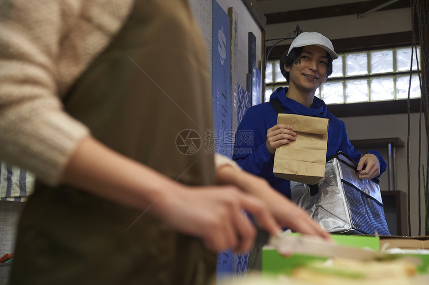 外卖员在餐厅取餐图片