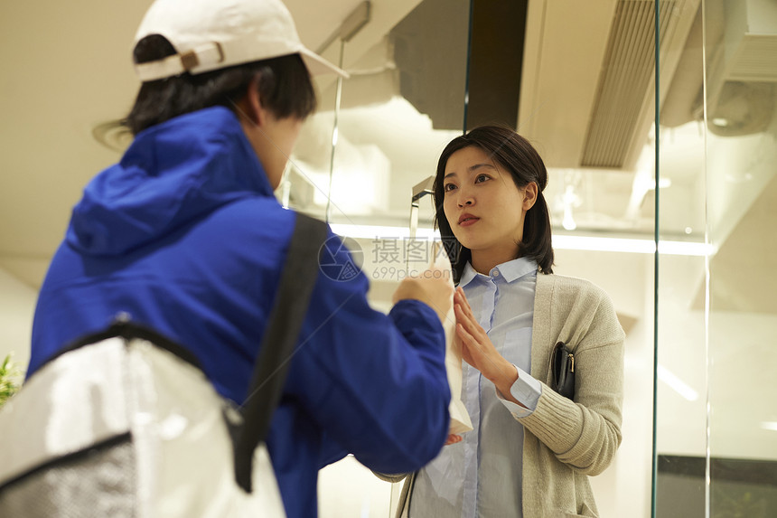 外卖员送餐至顾客图片