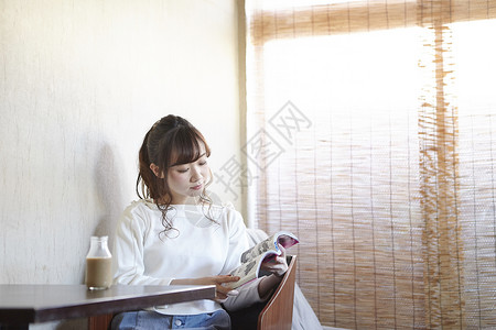 坐在休息室里放松休息的年轻女性图片