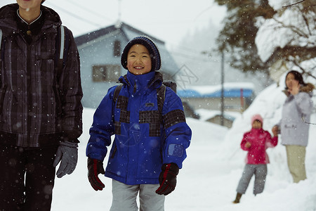 下雪天背着书包上学的孩子图片