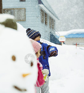 雪地里的孩子雪地里玩耍的孩子们背景