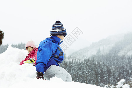 雪地里玩耍打雪仗的孩子们图片