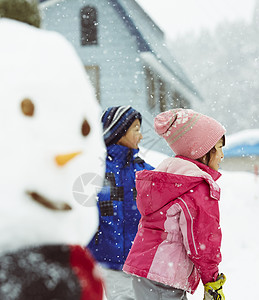 雪地里雪球大战的孩子们图片