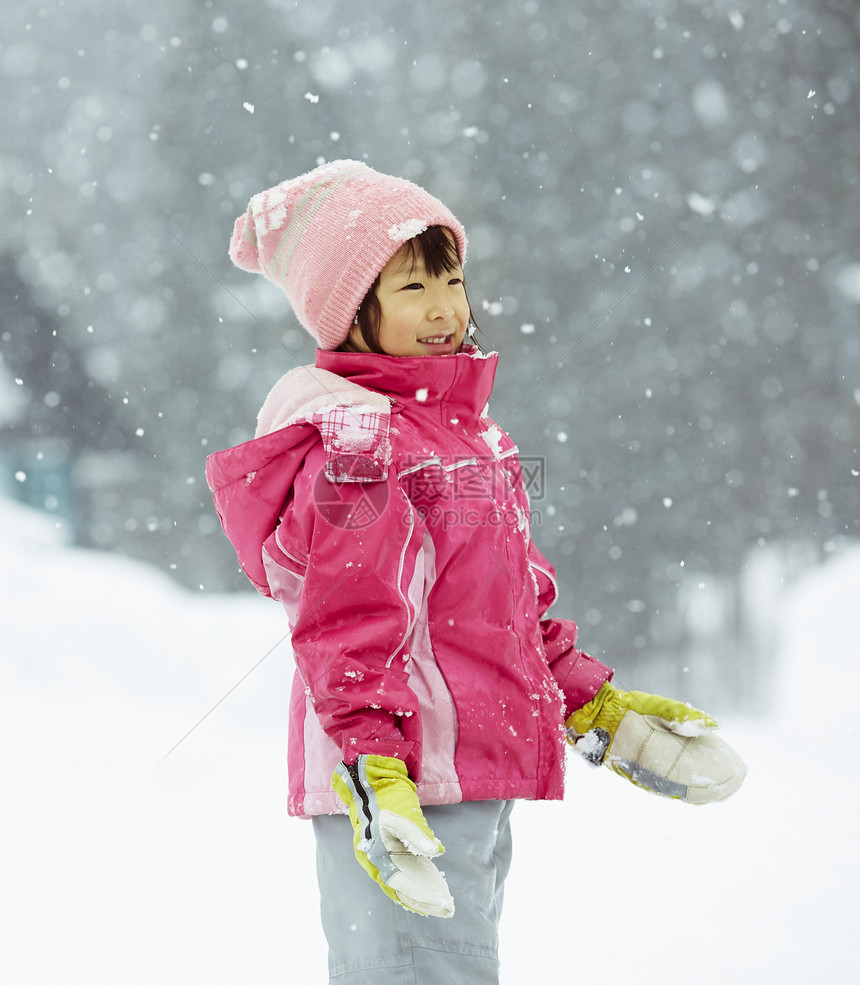 雪地里进行雪球大战的孩子们图片