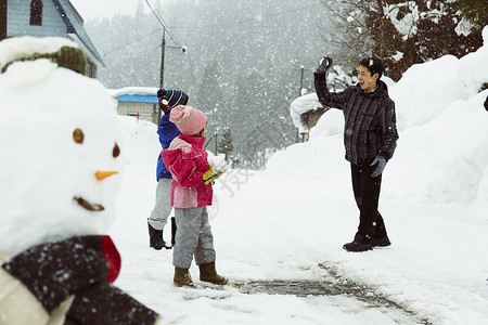 孩子们在雪地里玩打雪仗图片