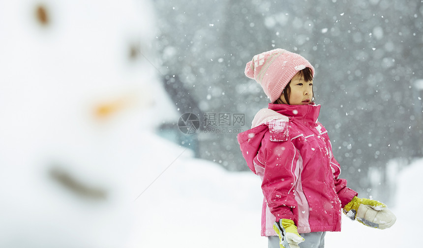 站在白雪中的小女孩图片