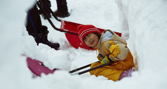 拿着雪铲除雪的小女孩图片