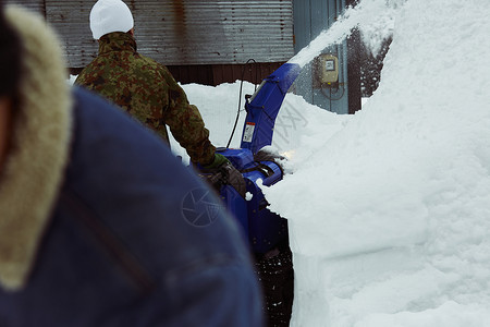 户外积雪使用除雪机的特写图片