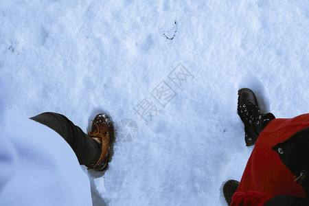 踩在雪地上的脚特写图片