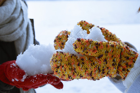 双手捧着雪特写图片