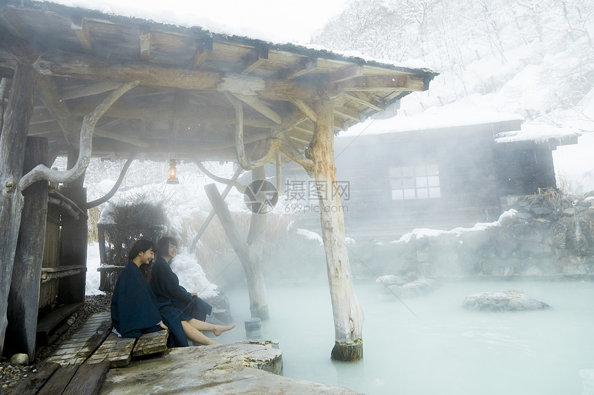 冬季雪天户外泡温泉的少女图片