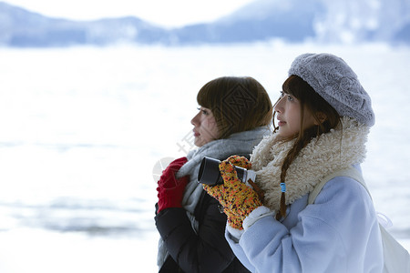 景色姐妹出游欢闹冬季女孩旅程雪景区湖畔图片