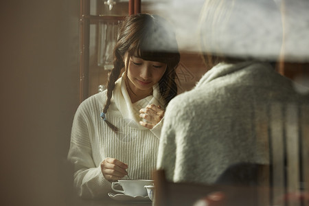 咖啡馆喝下午茶的少女图片