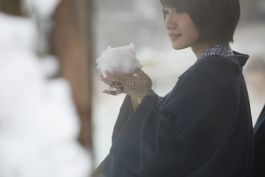 女生雪景侧面照图片