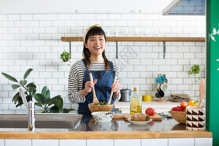 厨房制作料理的居家女性图片