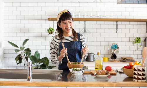 居家厨房开心制作沙拉的女青年图片