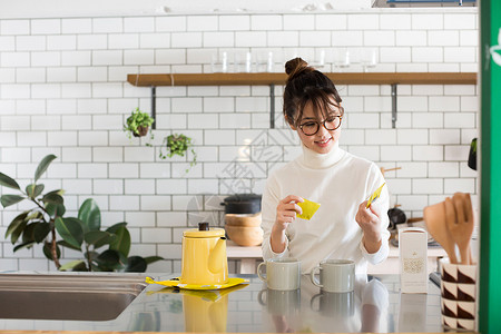 厨房烧水泡茶的女青年图片