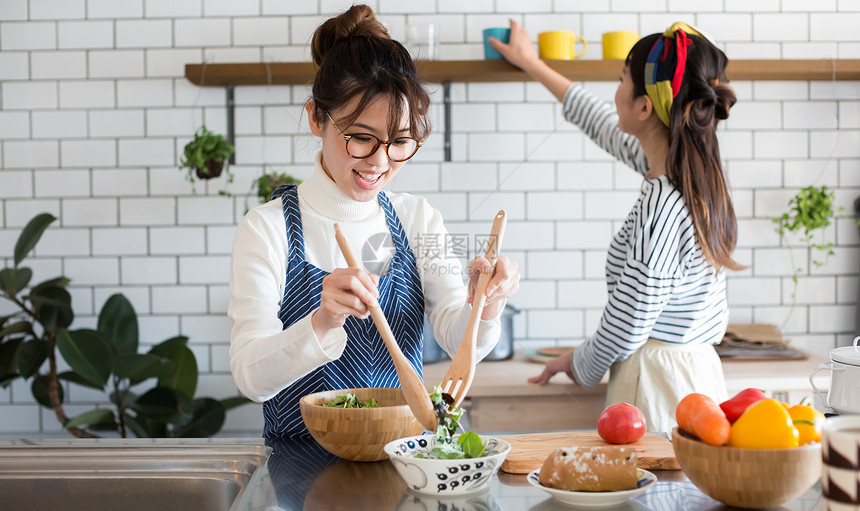 好朋友一起在厨房烹饪图片