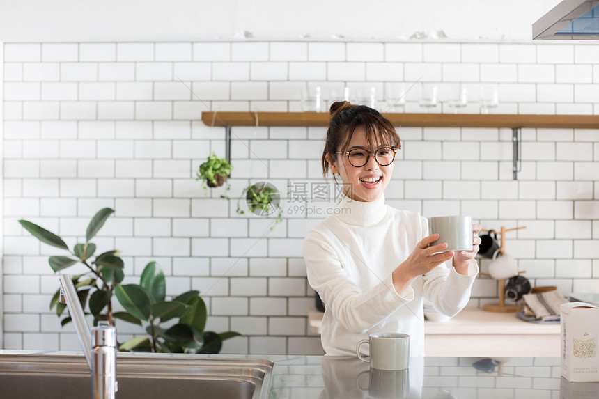 户内女孩在厨房泡茶图片