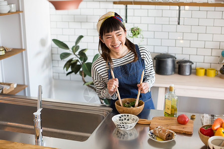 户内女孩在厨房准备食材调料图片