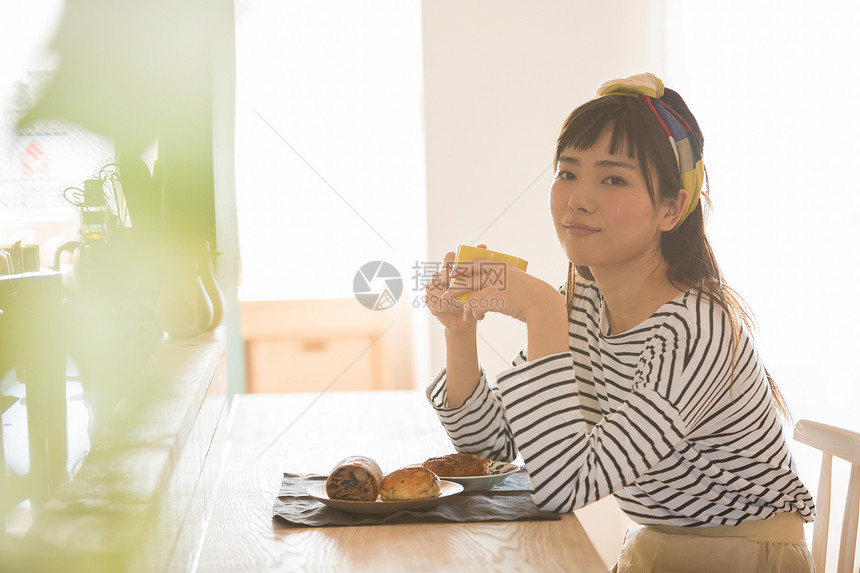 居家女孩吃早餐图片