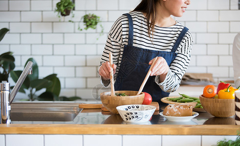 居家厨房制作沙拉料理的年轻女性图片