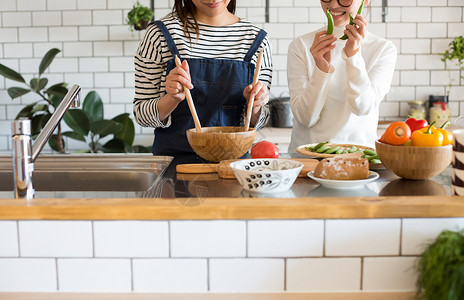 居家厨房制作沙拉料理的年轻女性图片